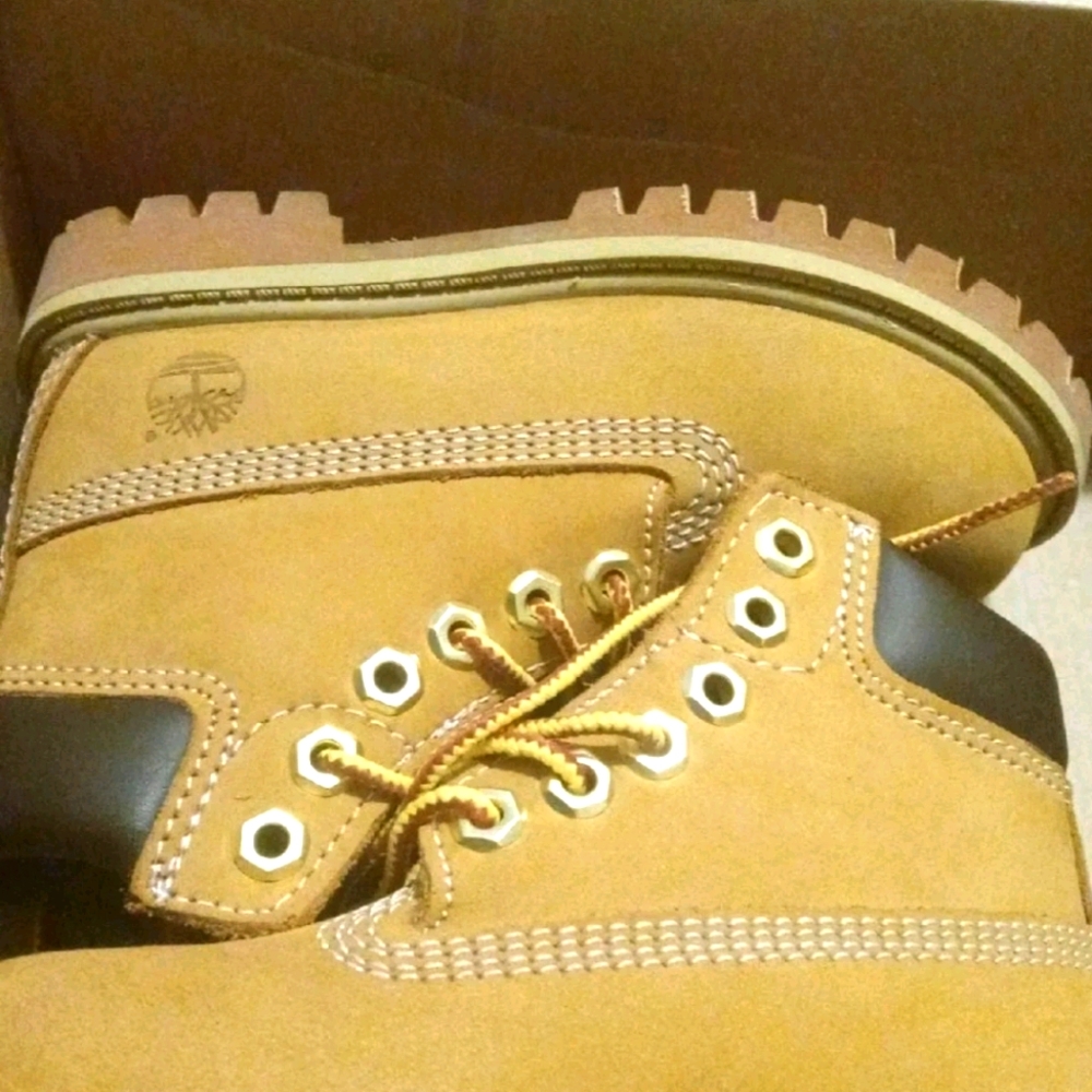 9c Boys Timberland Boots - Picture 2 of 5